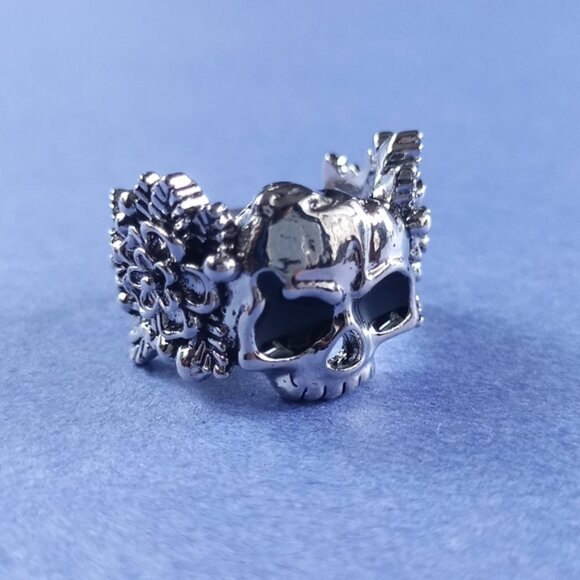 🌸💀 Floral Half Skull Ring – Unisex Size 10 (Brand New) - Picture 1 of 4